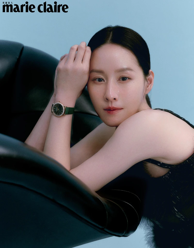 黑色綢緞洋裝,Givenchy;Traditionnelle 手動上鏈腕錶,Vacheron Constantin。 黑色綢緞洋裝,Givenchy;Traditionnelle 手動上鏈腕錶,Vacheron Constantin。