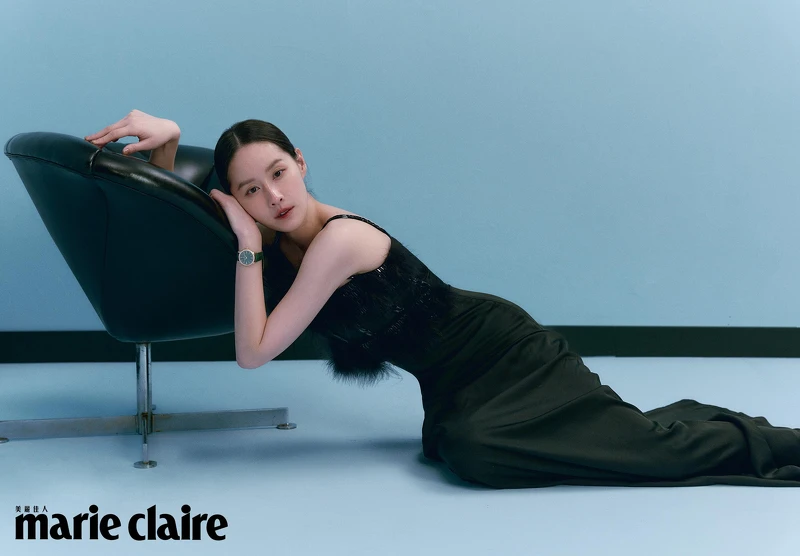 黑色綢緞洋裝,Givenchy;Traditionnelle 手動上鏈腕錶,Vacheron Constantin。 黑色綢緞洋裝,Givenchy;Traditionnelle 手動上鏈腕錶,Vacheron Constantin。