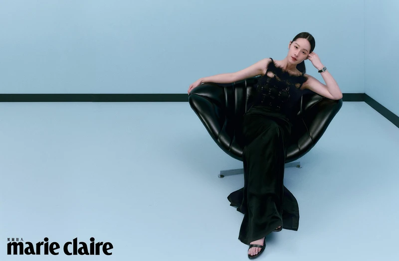 黑色綢緞洋裝、繫帶高跟鞋,all by Givenchy;Traditionnelle 手動上鏈腕錶,Vacheron Constantin。 黑色綢緞洋裝、繫帶高跟鞋,all by Givenchy;Traditionnelle 手動上鏈腕錶,Vacheron Constantin。