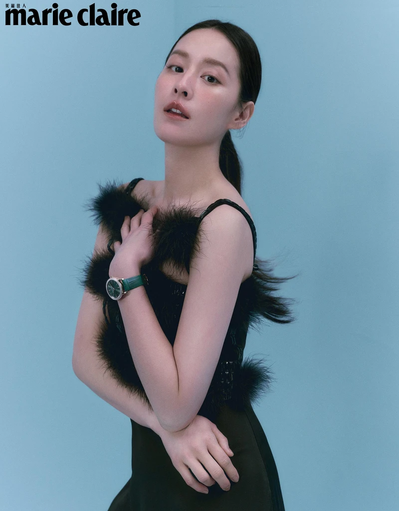 黑色綢緞洋裝,Givenchy;Traditionnelle 手動上鏈腕錶,Vacheron Constantin。 黑色綢緞洋裝,Givenchy;Traditionnelle 手動上鏈腕錶,Vacheron Constantin。