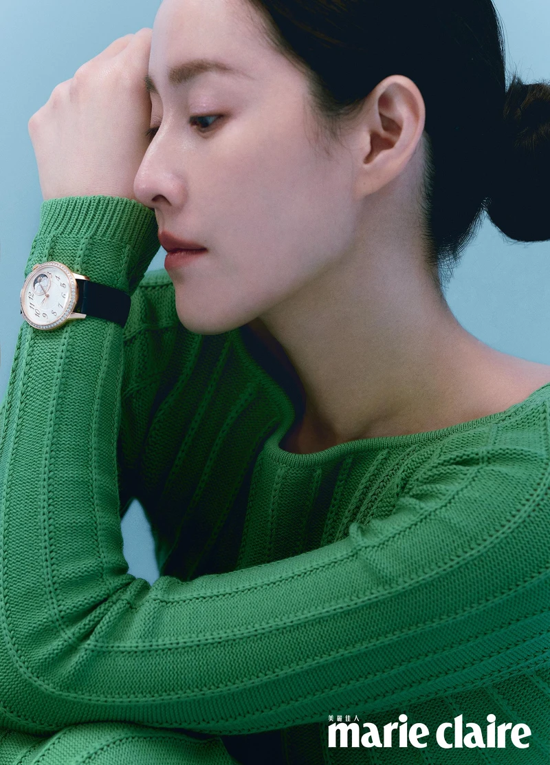 針織連身洋裝,Longchamp;Égérie月相腕錶,Vacheron Constantin。 針織連身洋裝,Longchamp;Égérie月相腕錶,Vacheron Constantin。