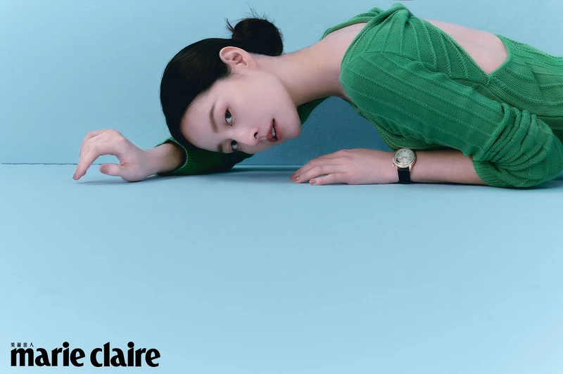 針織連身洋裝,Longchamp;Égérie月相腕錶,Vacheron Constantin。 針織連身洋裝,Longchamp;Égérie月相腕錶,Vacheron Constantin。