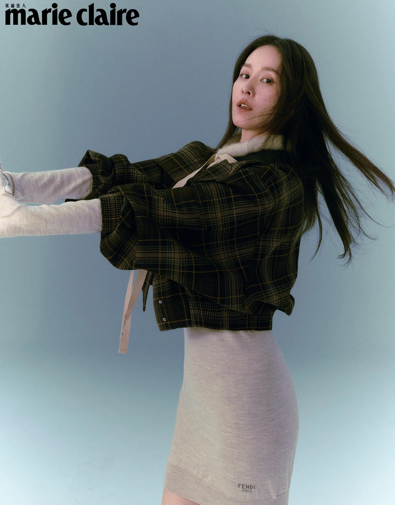 格紋短外套、米灰色連身裙,all by Fendi。 格紋短外套、米灰色連身裙,all by Fendi。