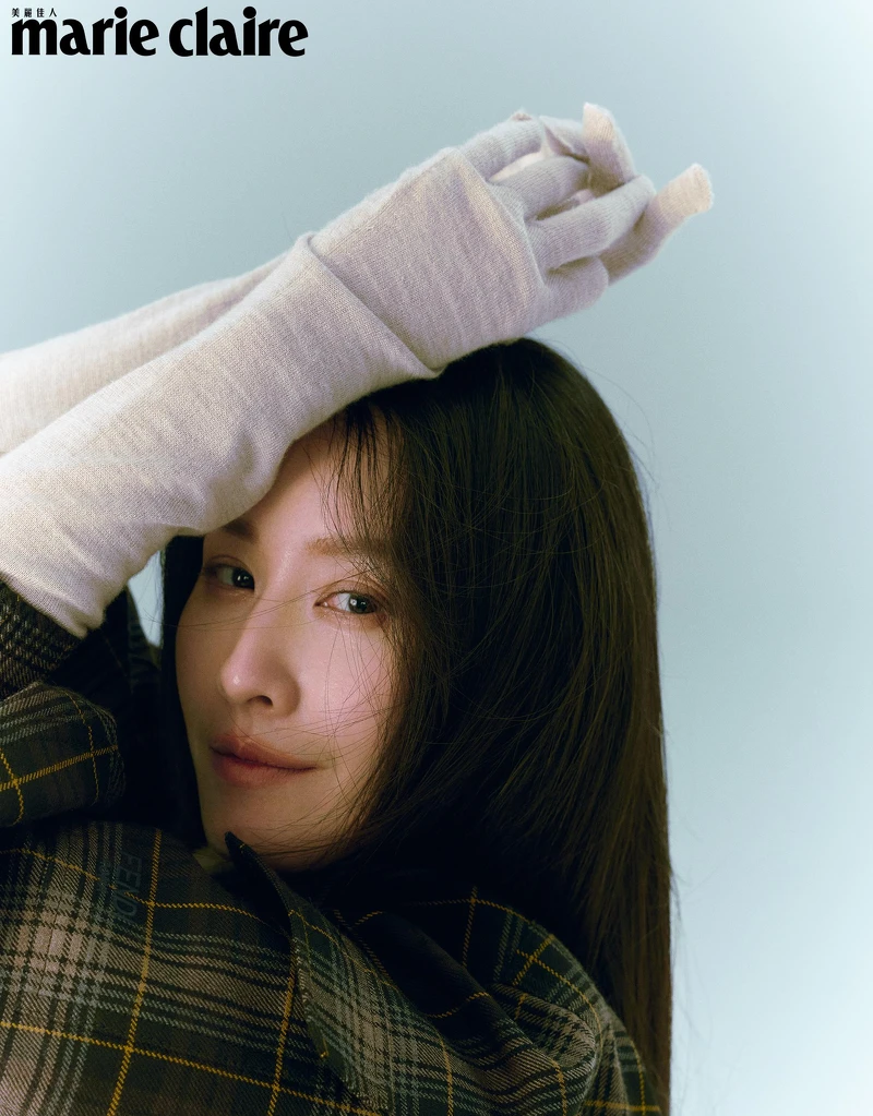 格紋短外套、米灰色連身裙,all by Fendi。 格紋短外套、米灰色連身裙,all by Fendi。