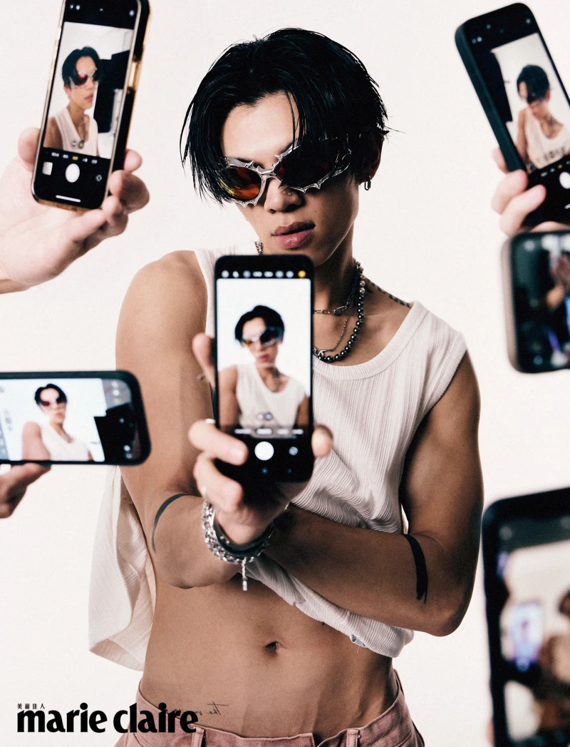 白色背心、粉色丹寧長褲，both by Allsaints；純銀星星寬版手環、純銀鉚釘手環，both by Cody Sanderson；銀色前衛墨鏡，Gentle Monster。