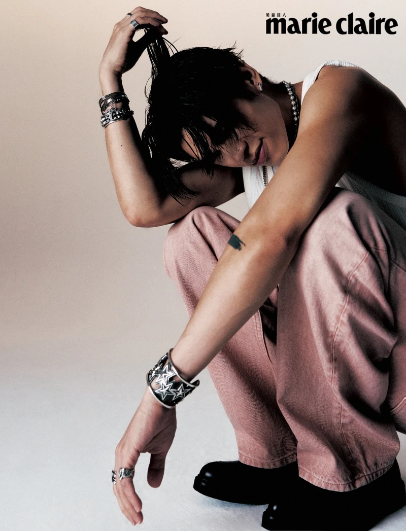 白色背心、粉色丹寧長褲，both by Allsaints；純銀星星寬版手環、純銀鉚釘手環，both by Cody Sanderson。