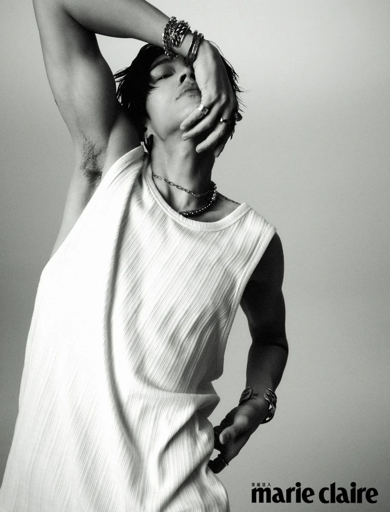 白色背心，Allsaints；純銀星星寬版手環、純銀鉚釘手環，both by Cody Sanderson。