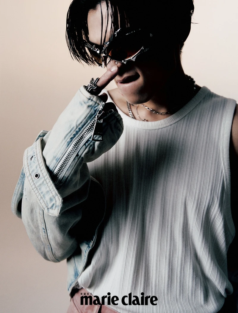 白色背心、粉色丹寧長褲，both by Allsaints；純銀星星寬版手環、純銀鉚釘手環，both by Cody Sanderson；銀色前衛墨鏡，Gentle Monster。