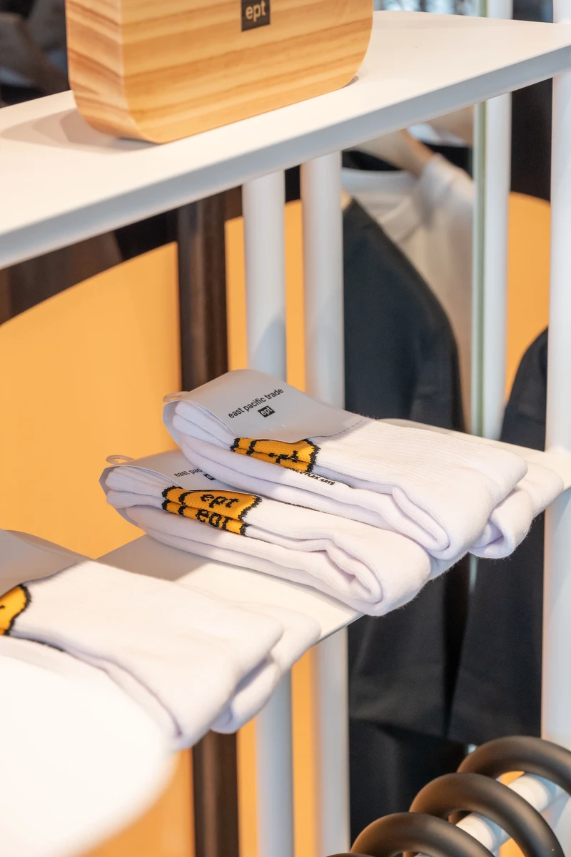 聯名中筒襪,NT$380。