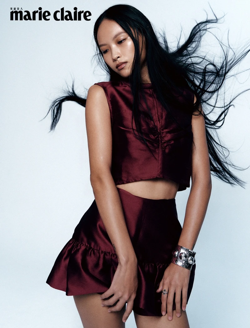 紅色短版背心、紅色短裙，both by Sandro；純銀寬版手環、純銀星星戒指，both by Cody Sanderson；紅色前衛墨鏡，Gentle Monster。