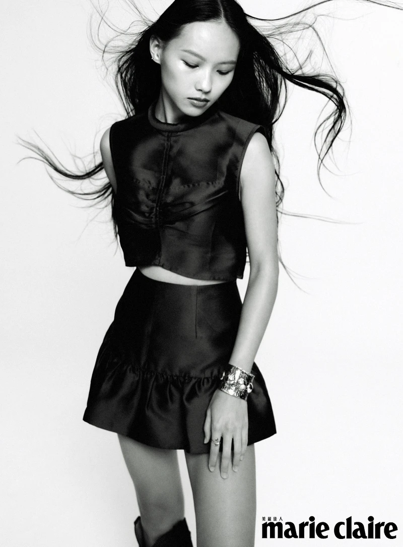 紅色短版背心、紅色短裙，both by Sandro；純銀寬版手環、純銀星星戒指，both by Cody Sanderson；紅色前衛墨鏡，Gentle Monster。