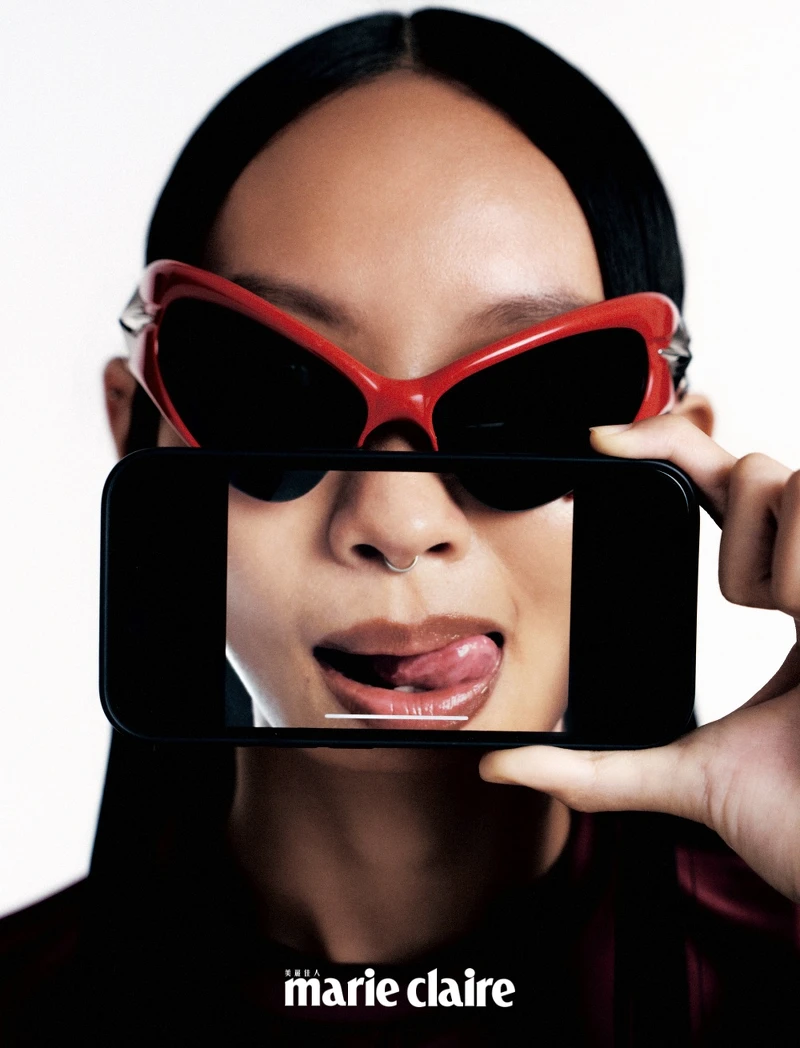 紅色短版背心、紅色短裙，both by Sandro；純銀寬版手環、純銀星星戒指，both by Cody Sanderson；紅色前衛墨鏡，Gentle Monster。