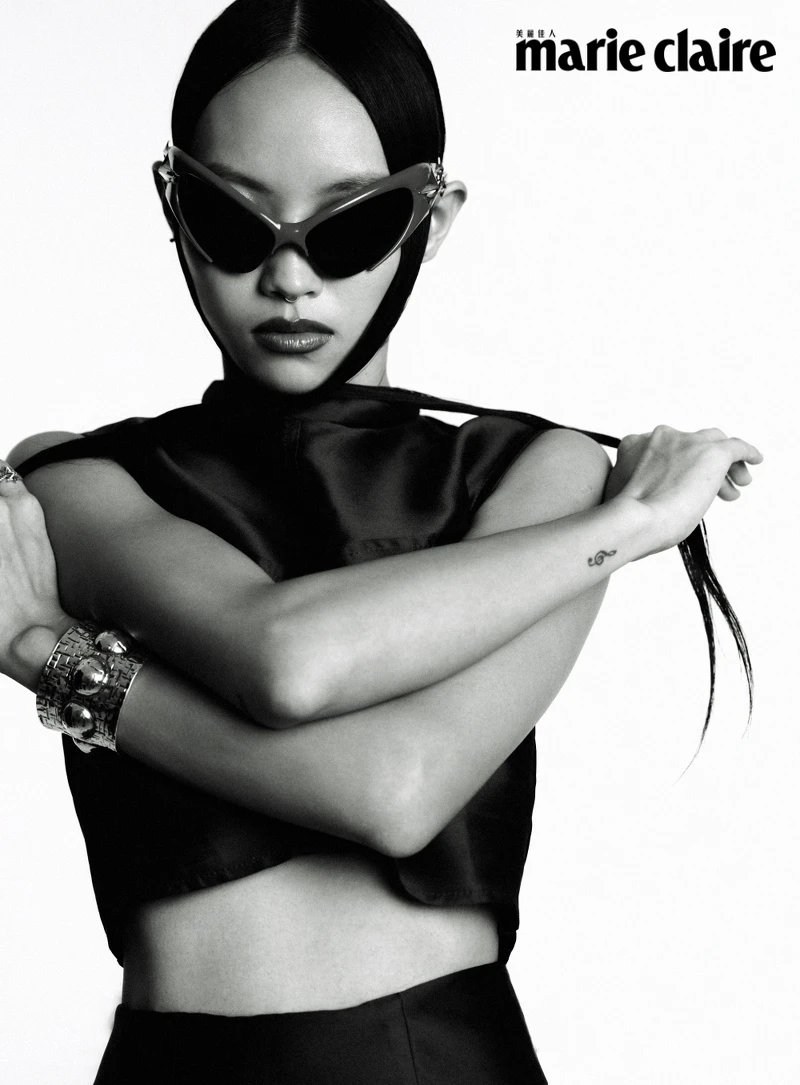 紅色短版背心、紅色短裙，both by Sandro；純銀寬版手環、純銀星星戒指，both by Cody Sanderson；紅色前衛墨鏡，Gentle Monster。