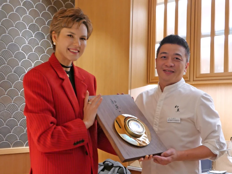 初魚鮨在台北101開設新店,「Royal Caviar Club」佐根女士也特地來台,並贈送了兩件藝術掛飾以慶祝新店開幕。 初魚鮨在台北101開設新店,「Royal Caviar Club」佐根女士也特地來台,並贈送了兩件藝術掛飾以慶祝新店開幕。