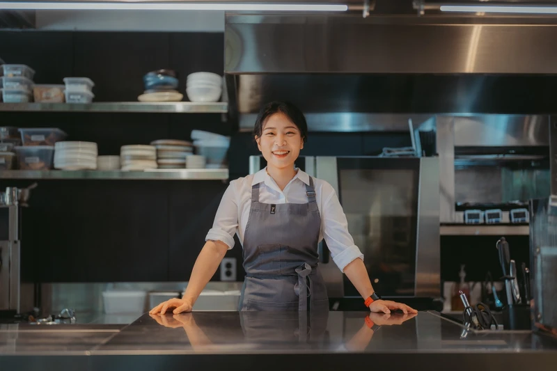 鄭惠民的魅力不僅來自他在廚房裡的才華,還有他那份對料理的真摯熱愛與獨到見解。 鄭惠民的魅力不僅來自他在廚房裡的才華,還有他那份對料理的真摯熱愛與獨到見解。