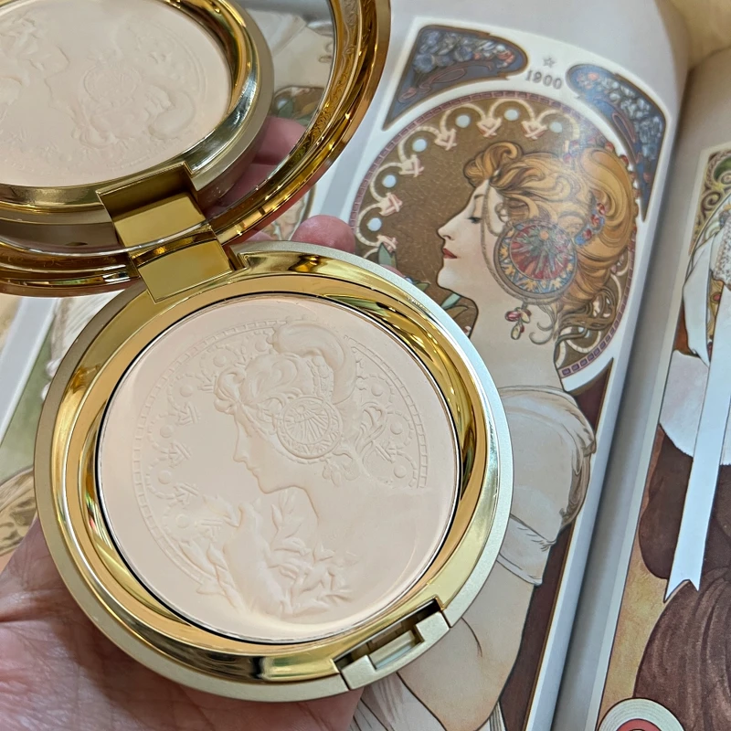 米蘭絶色蜜粉餅2025,粉餅上頭有超細緻的慕夏《羽毛》浮雕。 米蘭絶色蜜粉餅2025,粉餅上頭有超細緻的慕夏《羽毛》浮雕。