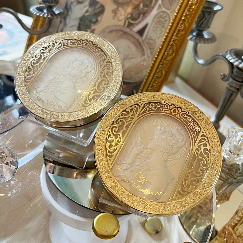 米蘭絶色蜜粉餅2025(左)銀色一般版、(右) 金色GR版。 米蘭絶色蜜粉餅2025(左)銀色一般版、(右) 金色GR版。