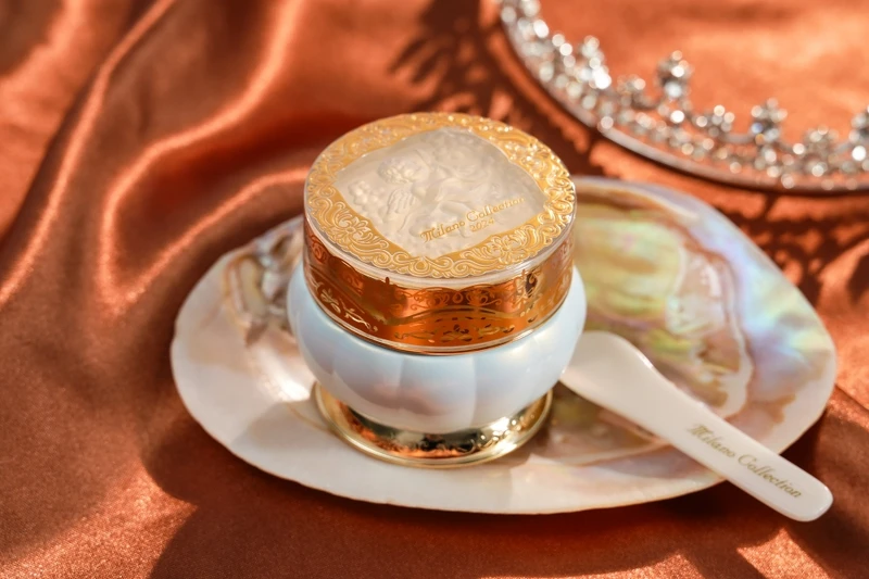 米蘭絕色瑰璨美肌乳主打不只是臉部,連頸部、前胸肌膚都可使用的妝前飾底。50g,NT2,700。 米蘭絕色瑰璨美肌乳主打不只是臉部,連頸部、前胸肌膚都可使用的妝前飾底。50g,NT2,700。