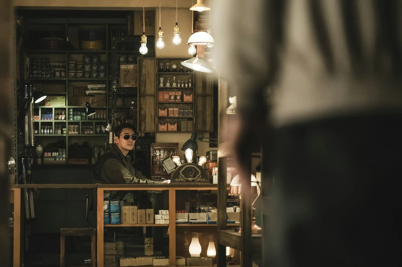 老闆鄭遠永的照明商店位於黑暗小巷，每日24小時營業。