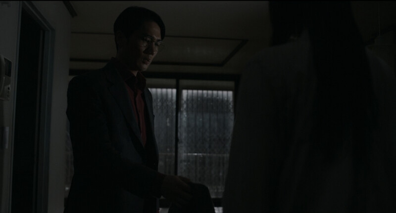 老闆鄭遠永的照明商店位於黑暗小巷，每日24小時營業。