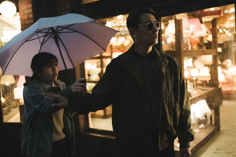 照明商店老闆幫賢珠擋下了迎來的「陌生人」。