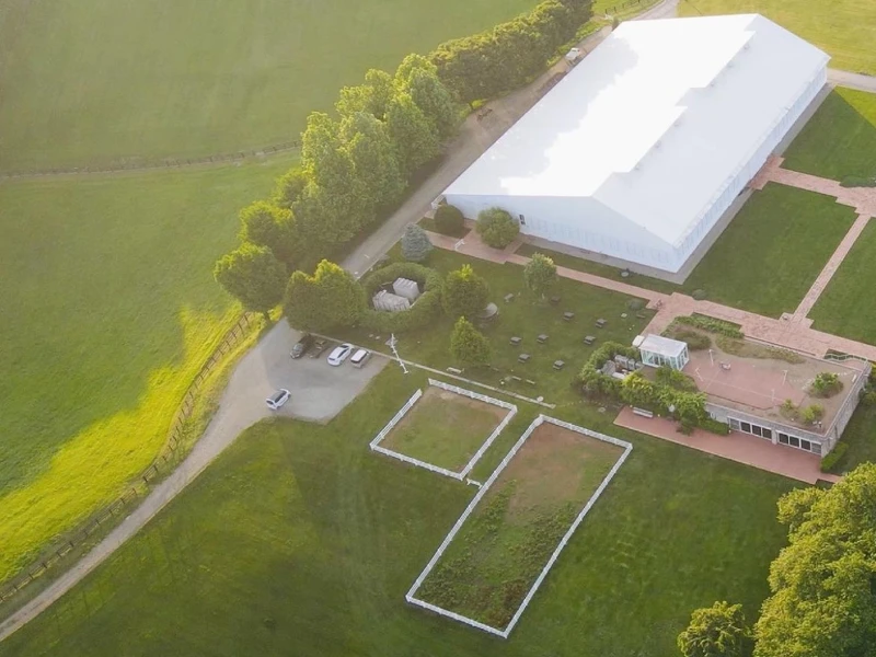 優美的寬廣的園區。 優美的寬廣的園區。