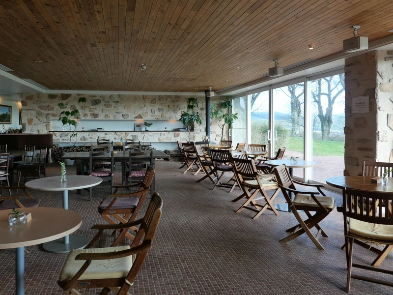 明亮寬敞的餐廳空間。 明亮寬敞的餐廳空間。