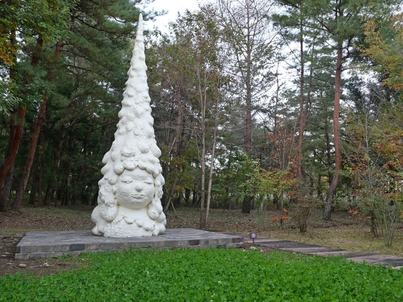 戶外有知名的作品《森林小姐/思考者》,與那須的四季美景做了完美的搭配。 戶外有知名的作品《森林小姐/思考者》,與那須的四季美景做了完美的搭配。