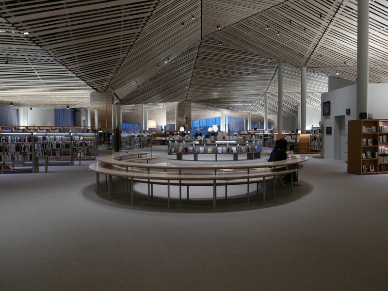 二樓整體空間的天花板設計模擬森林樹冠。 二樓整體空間的天花板設計模擬森林樹冠。