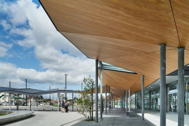 圖書館外觀也結合車站設計,成為景觀一致的城市風景。 圖書館外觀也結合車站設計,成為景觀一致的城市風景。