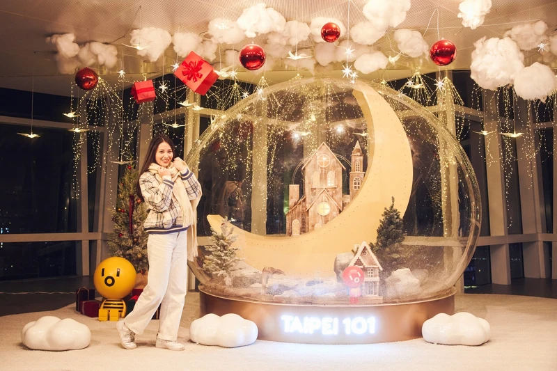 台北10189F觀景台耶誕水晶球。 台北10189F觀景台耶誕水晶球。