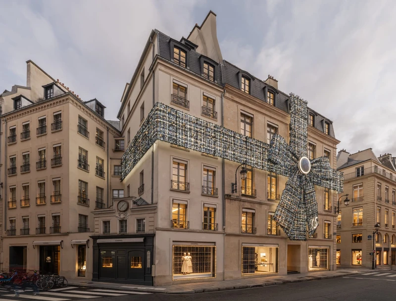 香奈兒巴黎康朋街19號總店也換上今年的耶誕裝飾主題,漂亮極了。 香奈兒巴黎康朋街19號總店也換上今年的耶誕裝飾主題,漂亮極了。