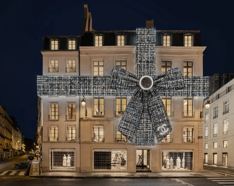 香奈兒巴黎康朋街19號今年以蝴蝶結為主題,將品牌符碼與祝福繫在一起。 香奈兒巴黎康朋街19號今年以蝴蝶結為主題,將品牌符碼與祝福繫在一起。