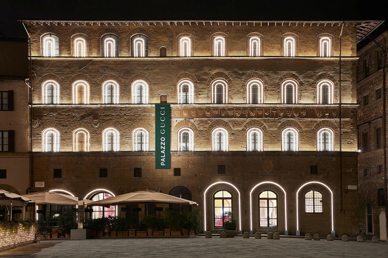 Gucci 點亮位於義大利佛羅倫斯的 Palazzo Gucci 外牆增添聖誕節慶氛圍。 Gucci 點亮位於義大利佛羅倫斯的 Palazzo Gucci 外牆增添聖誕節慶氛圍。