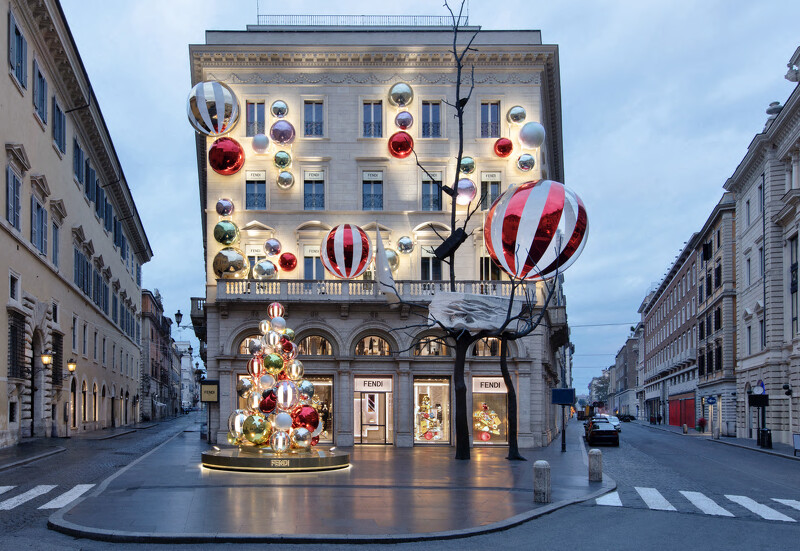 FENDI LOGO 搭配氣泡玻璃字母,成為今年佈置精品店散發節日氛圍的主軸。 FENDI LOGO 搭配氣泡玻璃字母,成為今年佈置精品店散發節日氛圍的主軸。