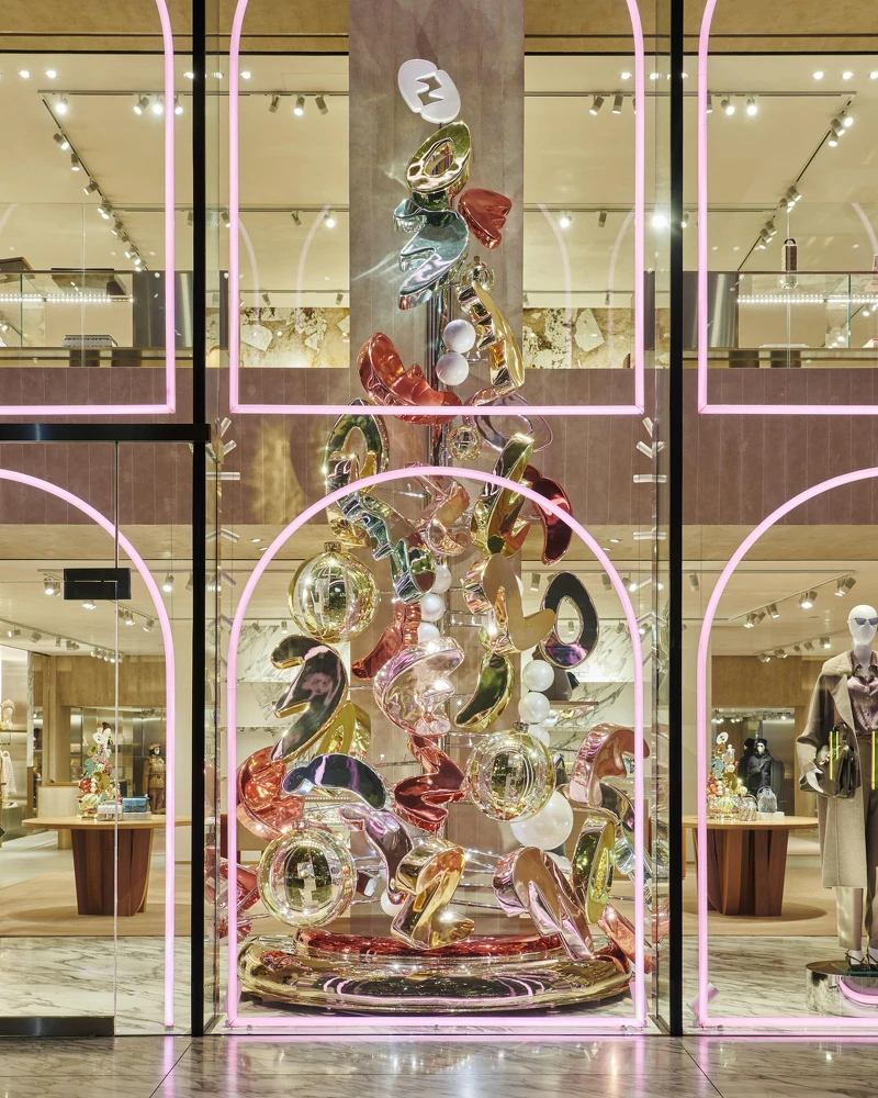 FENDI位於東京的聖誕樹裝置。這棵聖誕樹以五顏六色的玻璃小飾品、氣泡狀的 FENDI 字母和活力十足的 FF LOGO 為細節,完美展現品牌對美學與細節的追求。透過這一創意裝置,FENDI 將節日的夢幻與品牌的經典符號完美結合,打造出令人難忘的視覺體驗。 FENDI位於東京的聖誕樹裝置。這棵聖誕樹以五顏六色的玻璃小飾品、氣泡狀的 FENDI 字母和活力十足的 FF LOGO 為細節,完美展現品牌對美學與細節的追求。透過這一創意裝置,FENDI 將節日的夢幻與品牌的經典符號完美結合,打造出令人難忘的視覺體驗。