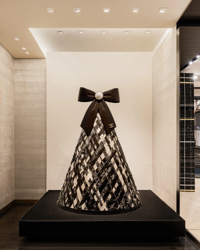 chanel以品牌經典的斜紋軟呢打造可愛的聖誕樹。 chanel以品牌經典的斜紋軟呢打造可愛的聖誕樹。