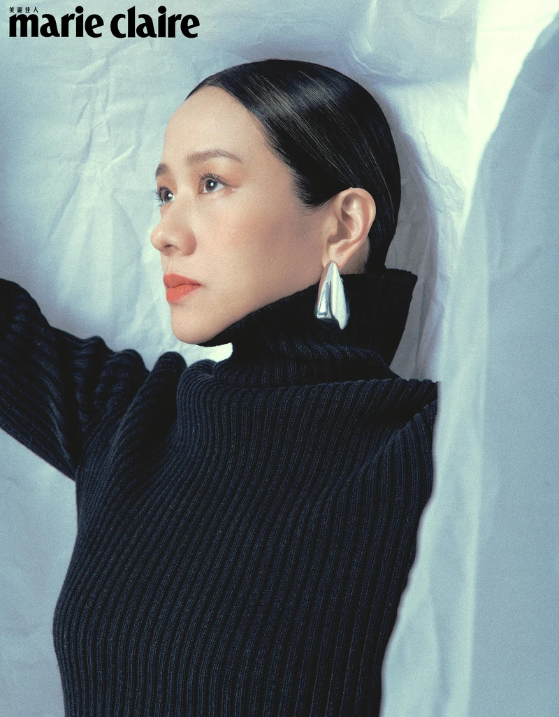 金色耳環,Bottega Veneta;黑色高領針織衫,Hermès。 金色耳環,Bottega Veneta;黑色高領針織衫,Hermès。