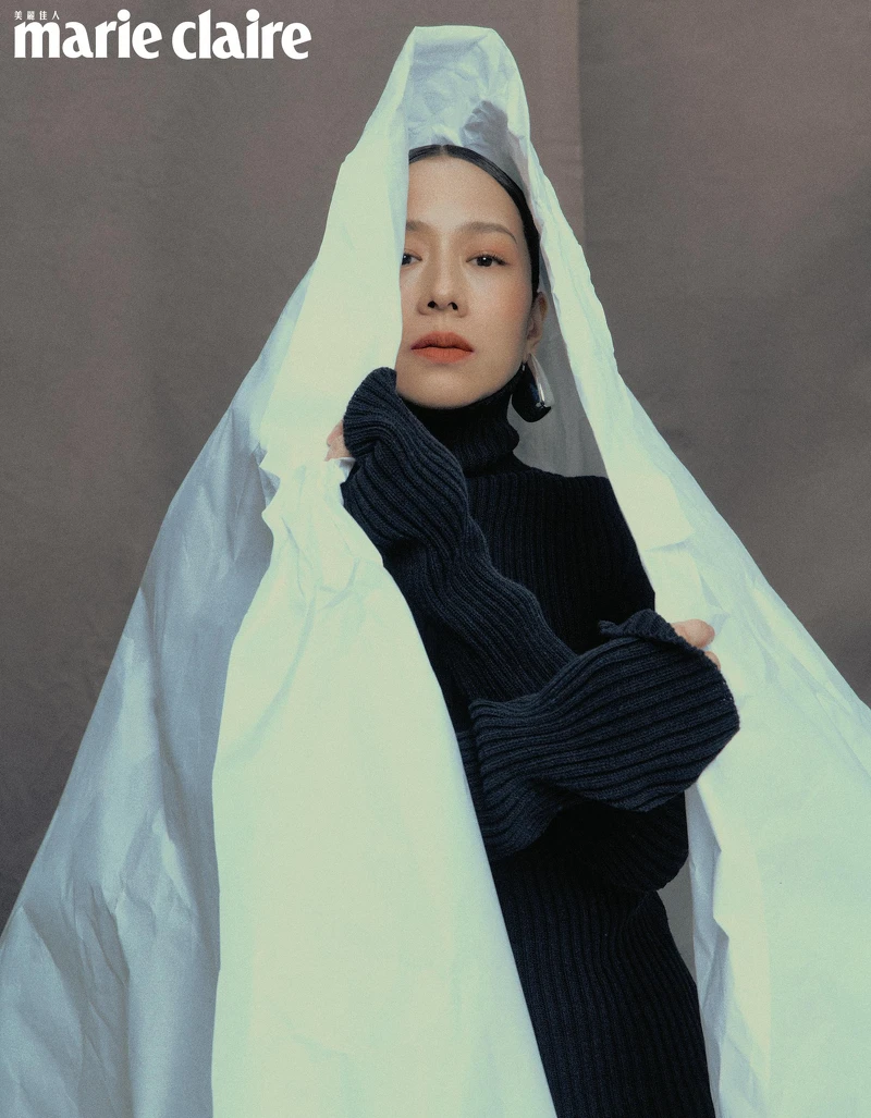 金色耳環,Bottega Veneta;黑色高領針織衫,Hermès。 金色耳環,Bottega Veneta;黑色高領針織衫,Hermès。