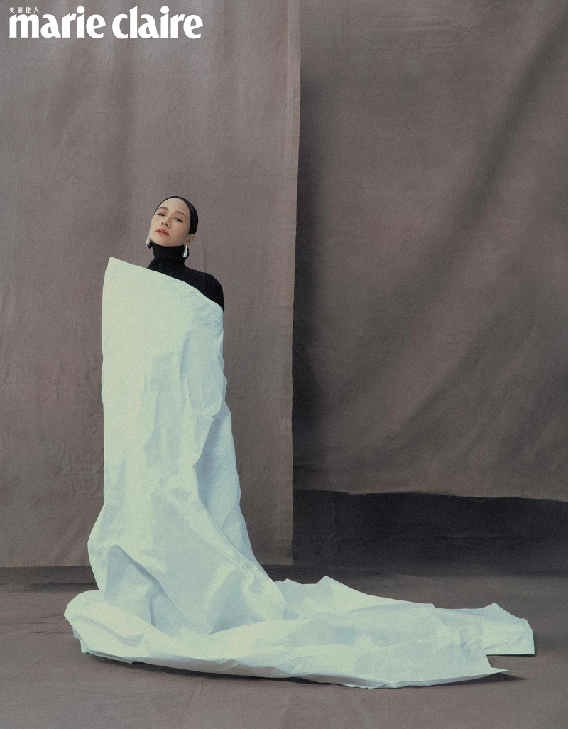 金色耳環,Bottega Veneta;黑色高領針織衫,Hermès。 金色耳環,Bottega Veneta;黑色高領針織衫,Hermès。