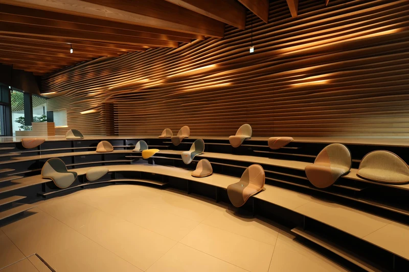 台灣設計團隊「生活起物」設計的互動家具，則將世界名畫顛覆翻玩。