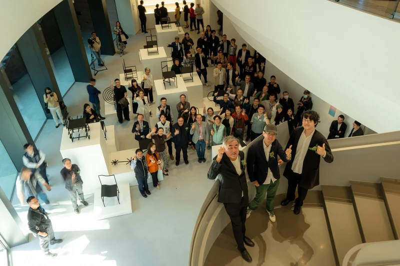 建築師隈研吾、勤美術館執行長何承育與設計佐藤大合照。