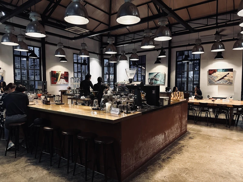 圍繞著巨大吧台,選擇吧台或是窗邊的位置都能有不同的風情。 圍繞著巨大吧台,選擇吧台或是窗邊的位置都能有不同的風情。