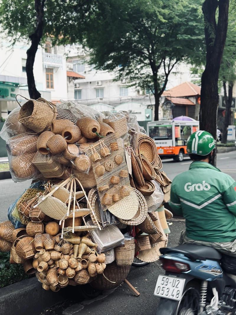 XLlll Specialty位於胡志明最熱鬧的區域,經常能見到這類的攤販在附近。 XLlll Specialty位於胡志明最熱鬧的區域,經常能見到這類的攤販在附近。