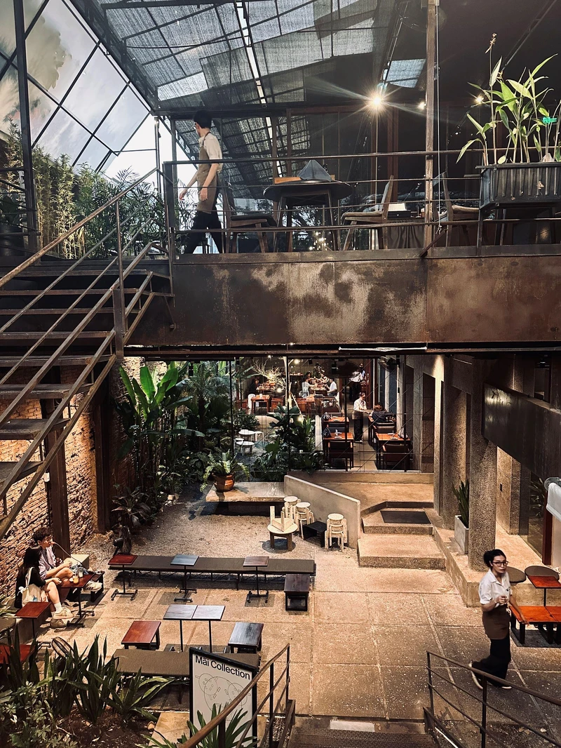 樓上與一樓室內是知名Pizza店4P’s,建議下午喝咖啡,接著晚上吃胡志明最夯的Pizza。 樓上與一樓室內是知名Pizza店4P’s,建議下午喝咖啡,接著晚上吃胡志明最夯的Pizza。