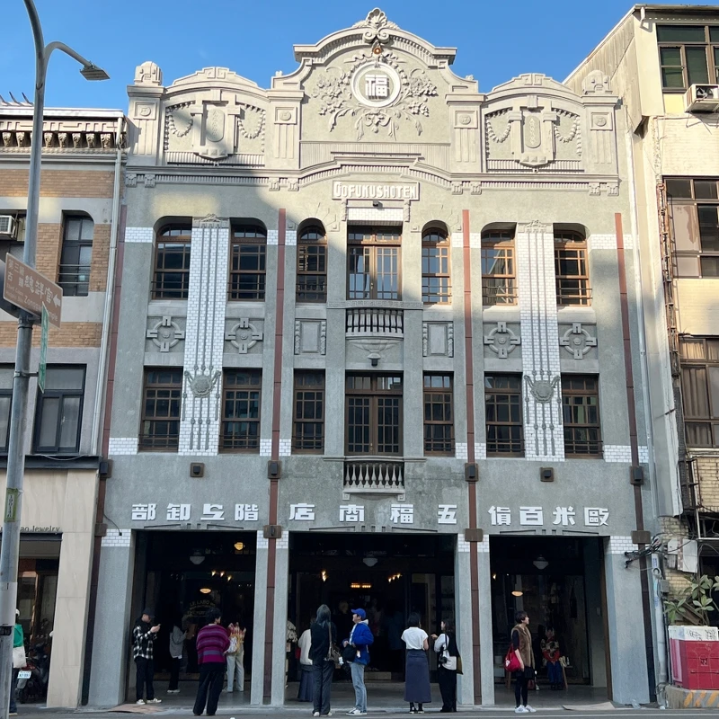 五福商店是三層樓建築，目前Le Labo主要使用一樓。