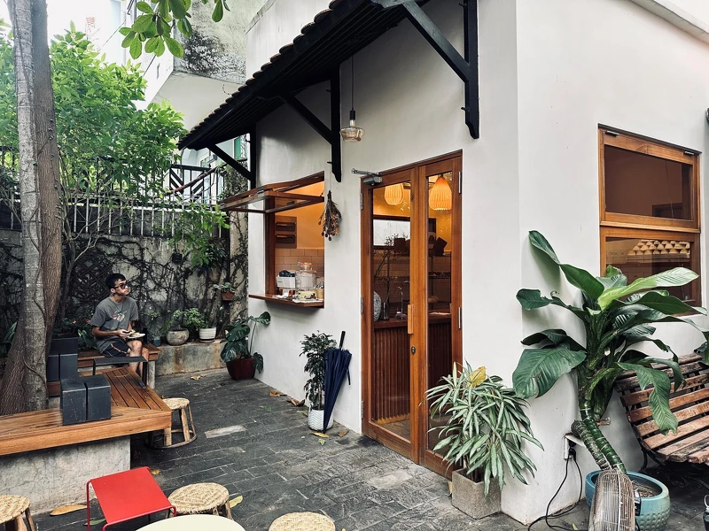 小院子裡的小小麵包屋,充滿童話感。 小院子裡的小小麵包屋,充滿童話感。