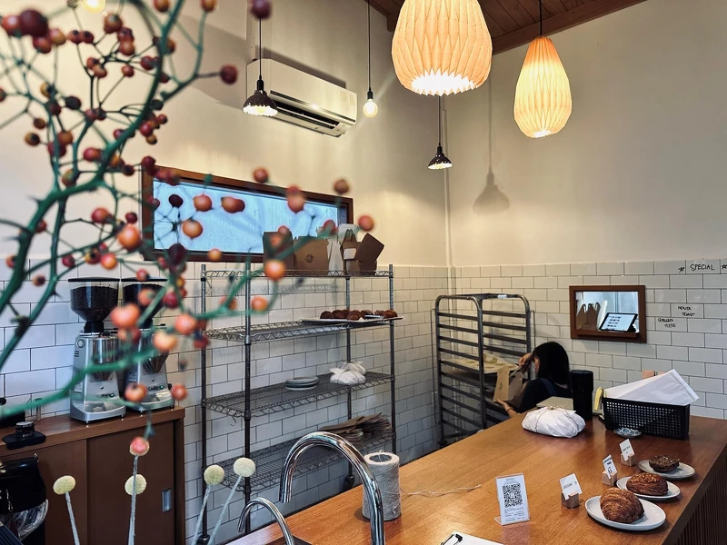 不像一般麵包店滿滿面包,從display的麵包裡挑選感覺更衛生。 不像一般麵包店滿滿面包,從display的麵包裡挑選感覺更衛生。