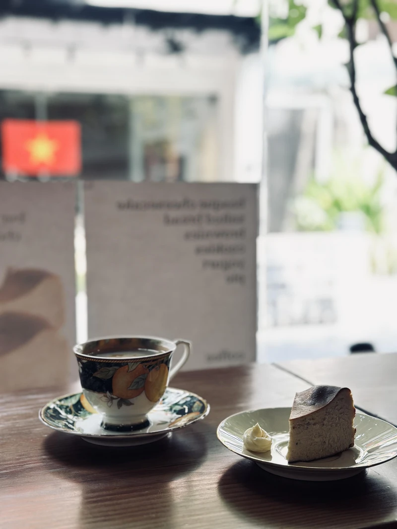 一樓靠窗的位置可以觀賞胡志明小巷弄的風景。 一樓靠窗的位置可以觀賞胡志明小巷弄的風景。