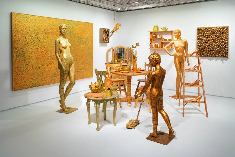 草間彌生,《幻影的彼方》,1999,尺寸依現場而定,複合媒材©草間彌生 草間彌生,《幻影的彼方》,1999,尺寸依現場而定,複合媒材©草間彌生